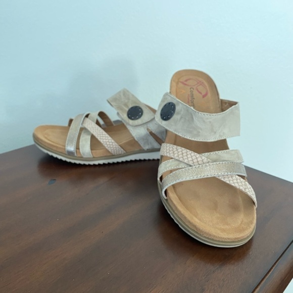 Comfortiva Lexi Leather Strappy Sandals 8/Beige&Gold/Cushioned Footbed/Like New - Picture 1 of 9